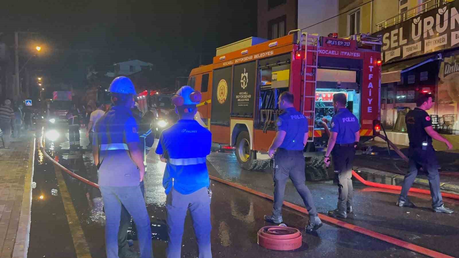 Çardakta çıkan yangın 3 katlı binaya sirayet etti: 1 kişi yaralandı
