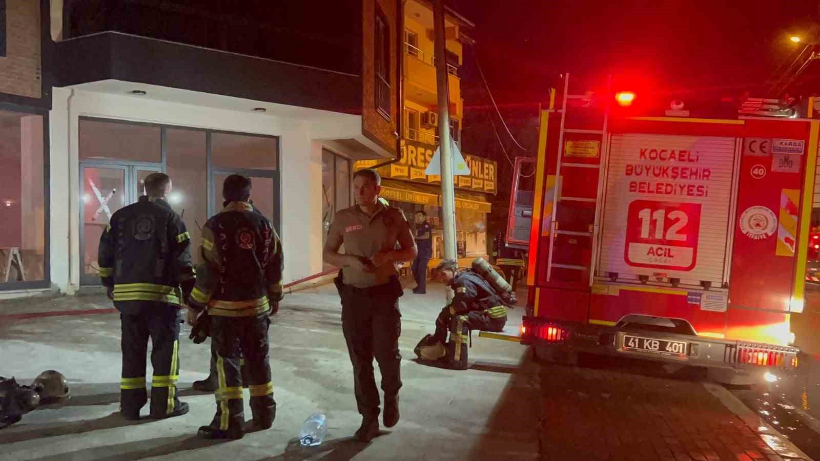 Çardakta çıkan yangın 3 katlı binaya sirayet etti: 1 kişi yaralandı