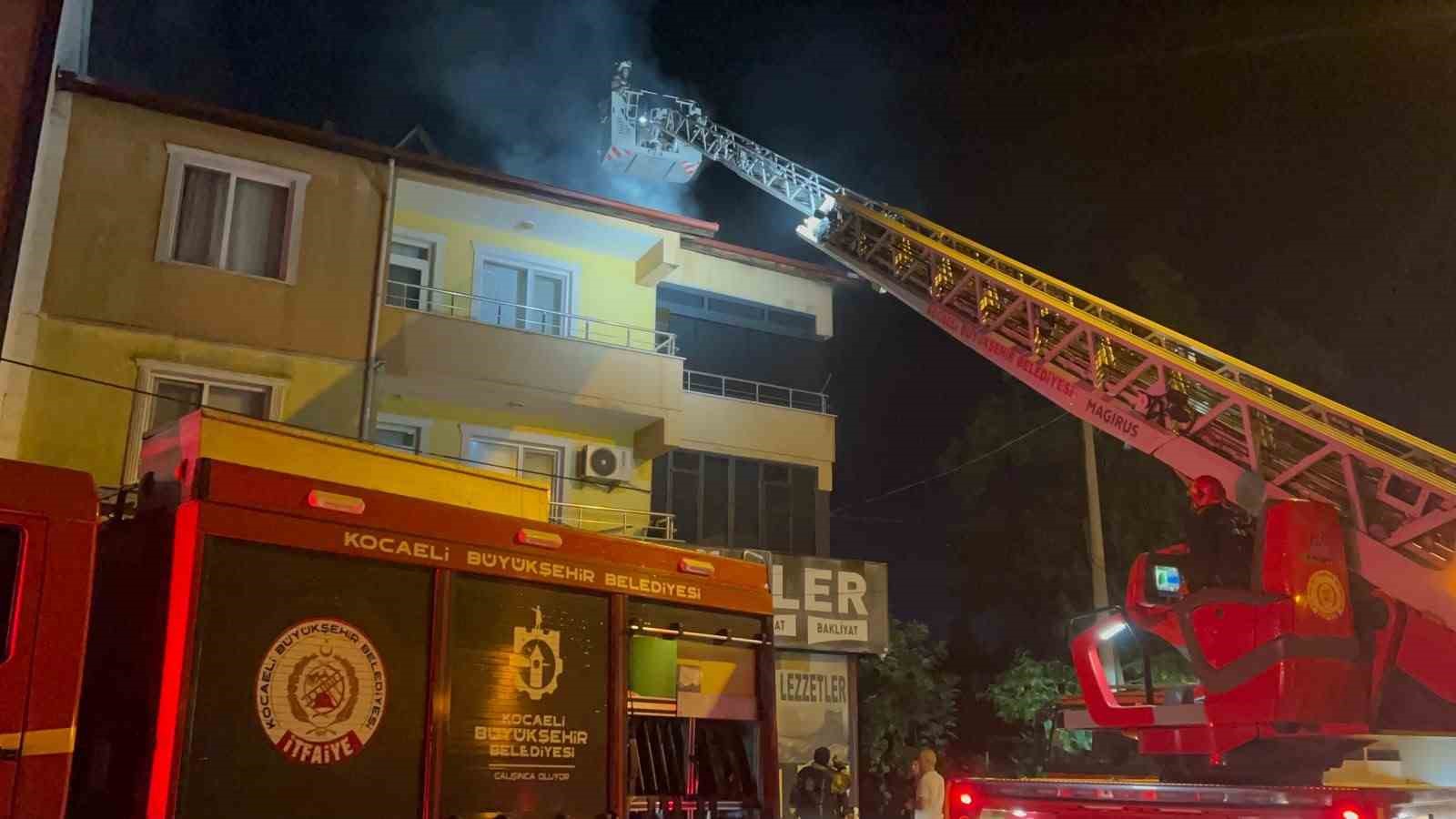 Çardakta çıkan yangın 3 katlı binaya sirayet etti: 1 kişi yaralandı