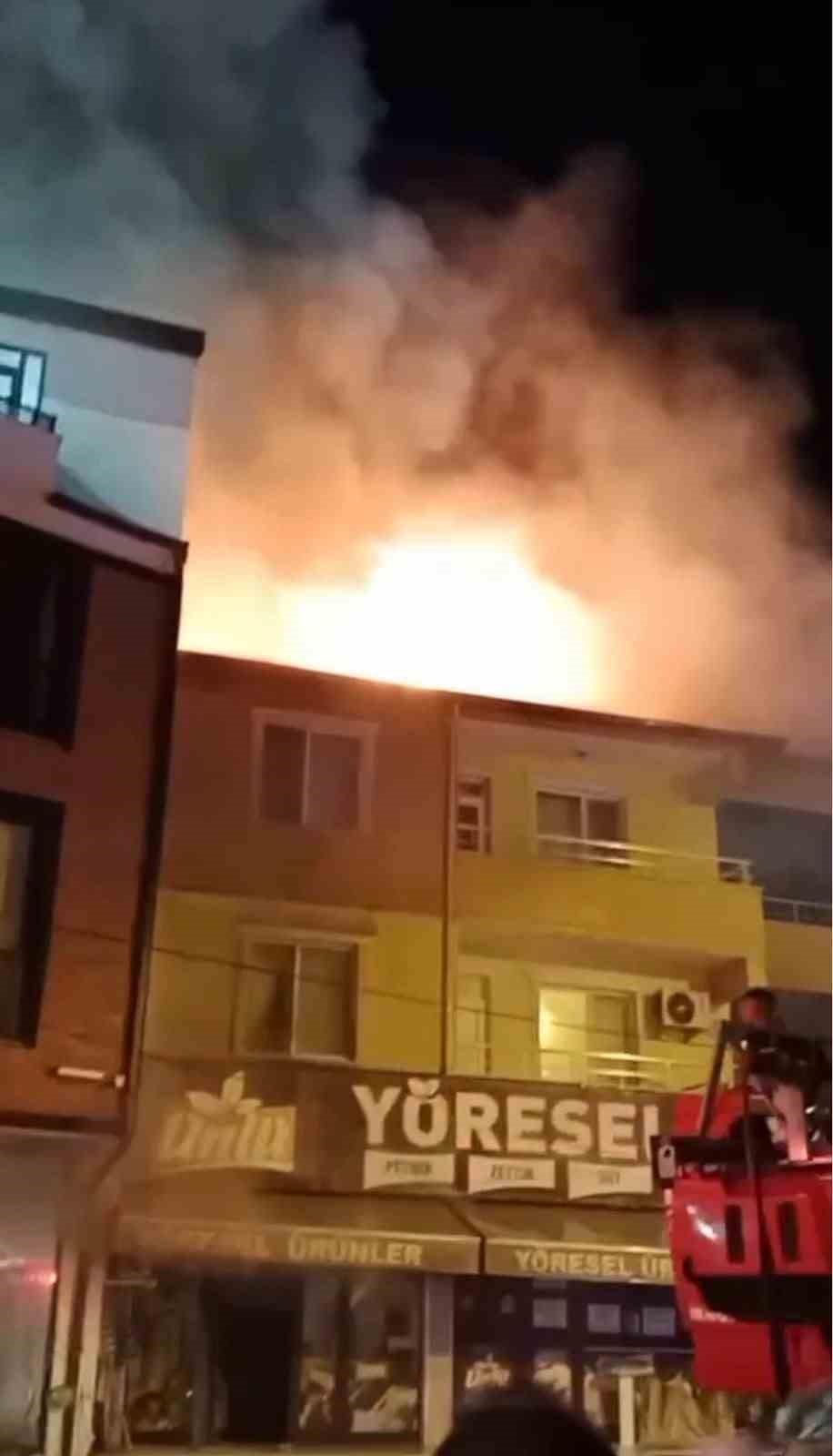 Çardakta çıkan yangın 3 katlı binaya sirayet etti: 1 kişi yaralandı