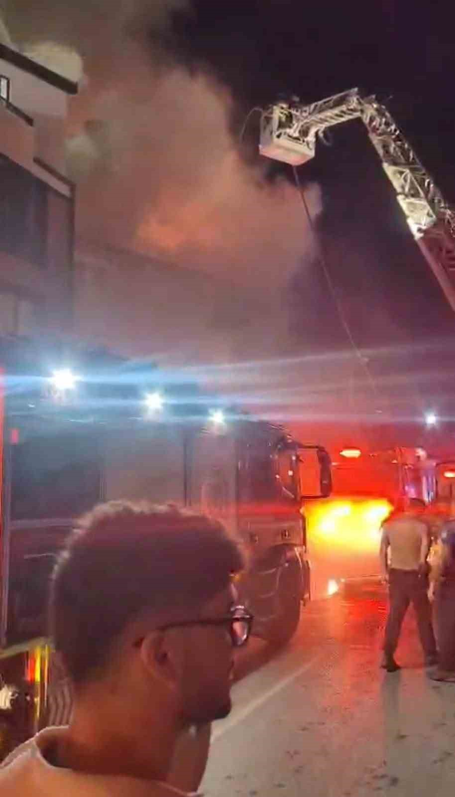 Çardakta çıkan yangın 3 katlı binaya sirayet etti: 1 kişi yaralandı