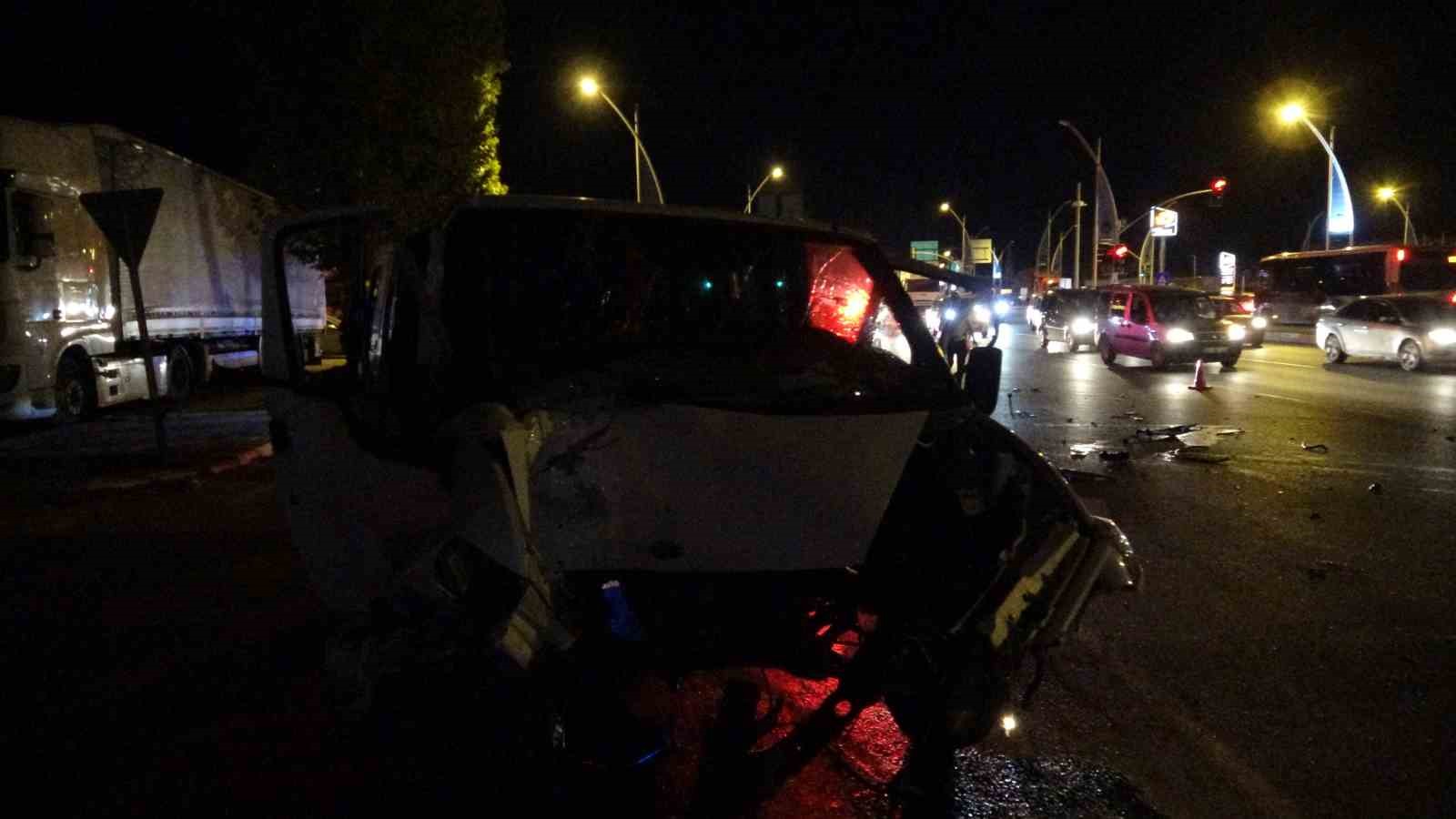 Ağaca çarpan minibüsün motoru yola fırladı: 2 yaralı