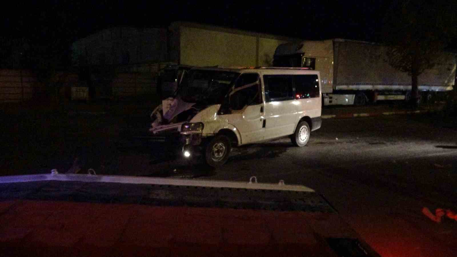 Ağaca çarpan minibüsün motoru yola fırladı: 2 yaralı