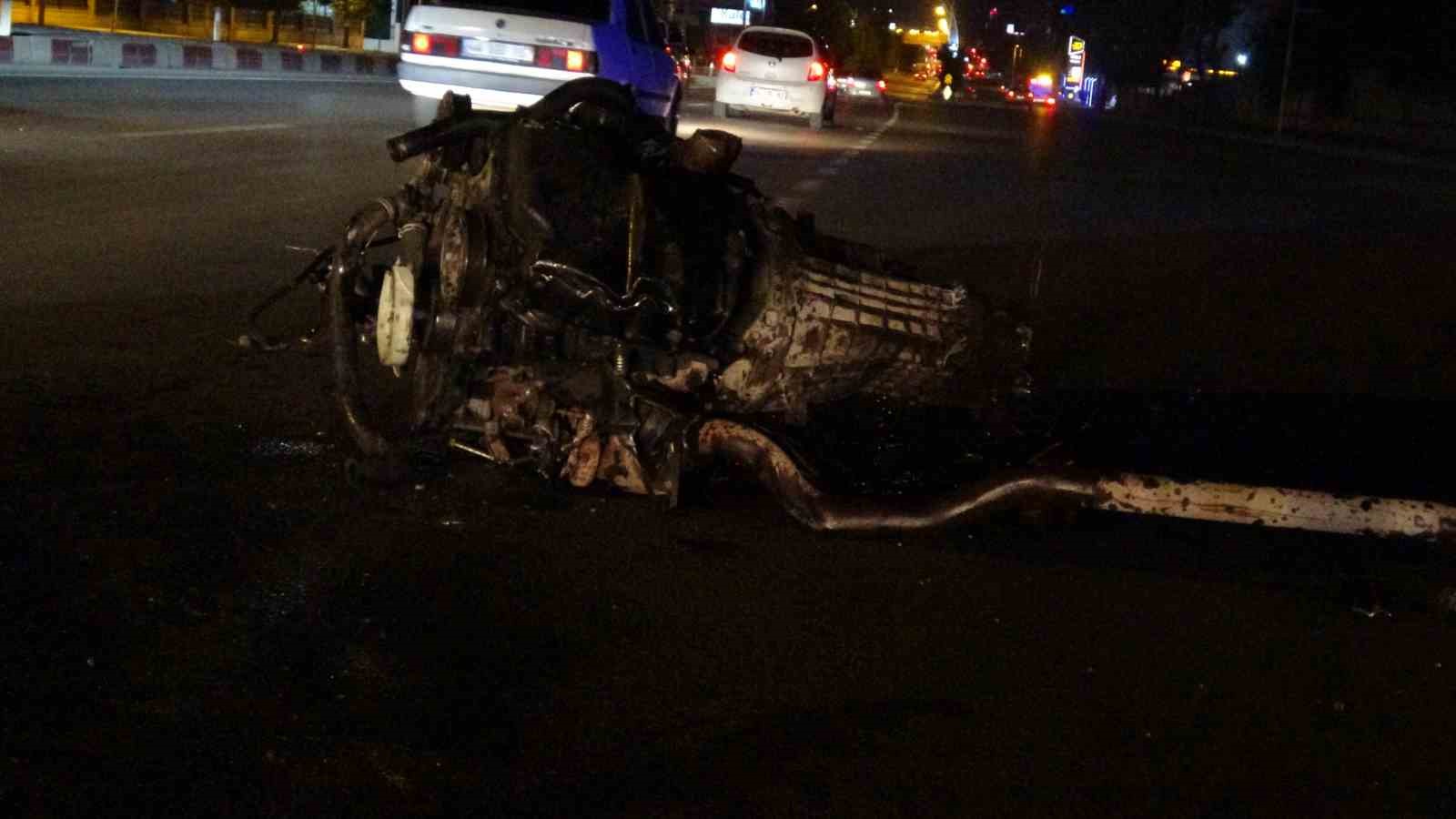 Ağaca çarpan minibüsün motoru yola fırladı: 2 yaralı