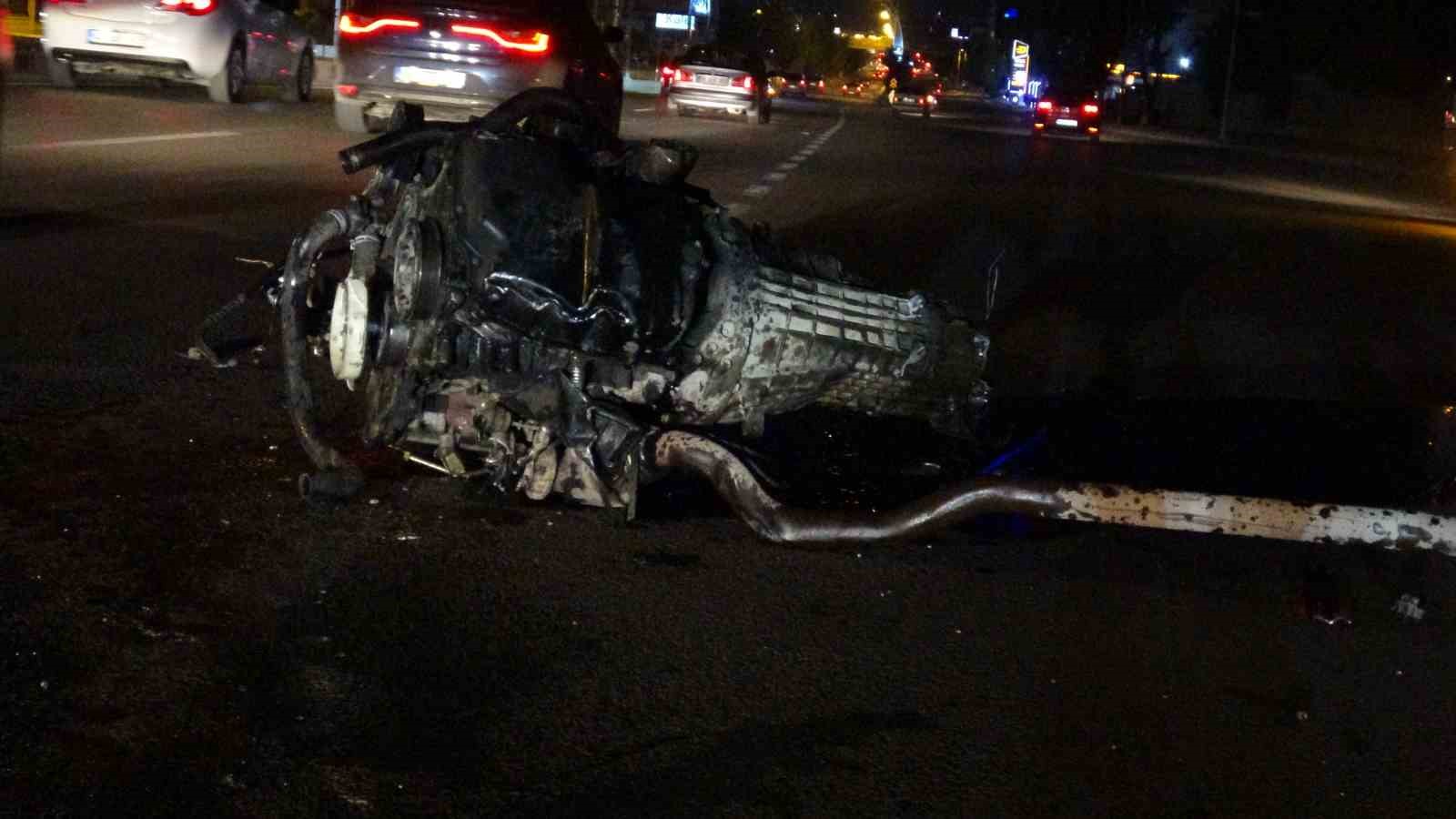 Ağaca çarpan minibüsün motoru yola fırladı: 2 yaralı