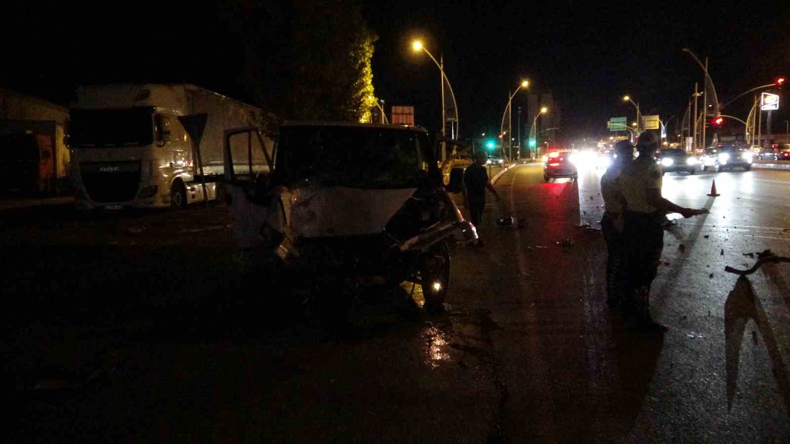 Ağaca çarpan minibüsün motoru yola fırladı: 2 yaralı