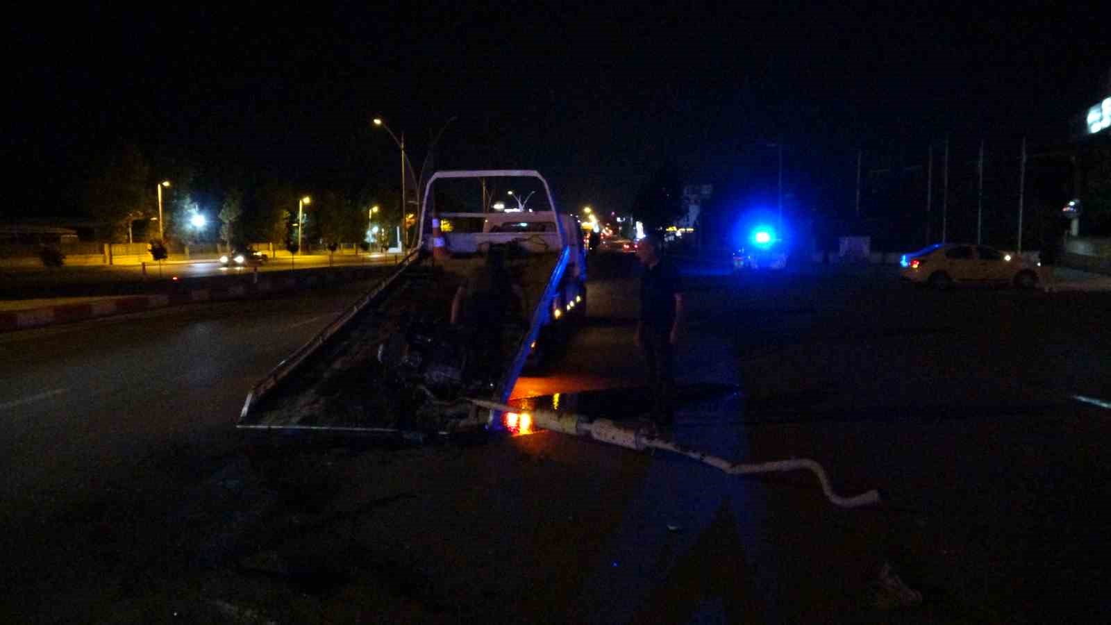 Ağaca çarpan minibüsün motoru yola fırladı: 2 yaralı