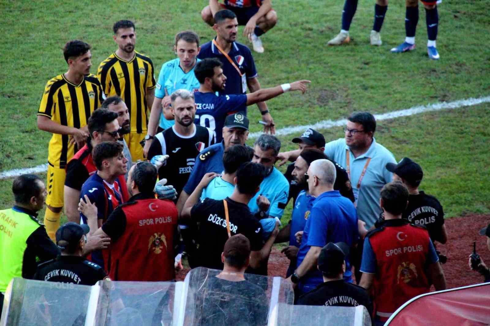 Düzcespor-Beykoz Anadolu maçı tatil edildi