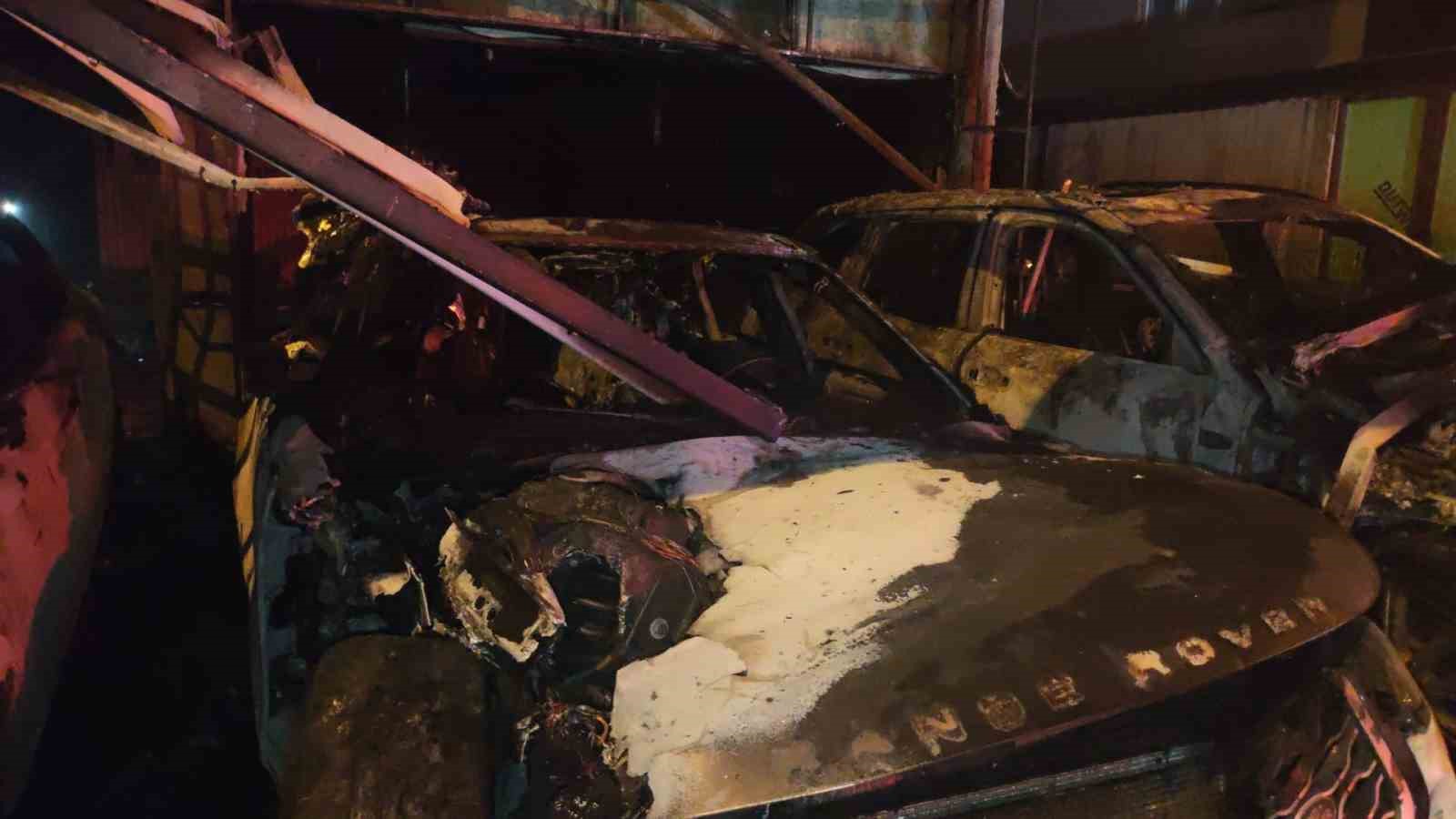 Antalya’da oto galeride yangın: 4 araç ve apartman hasar gördü