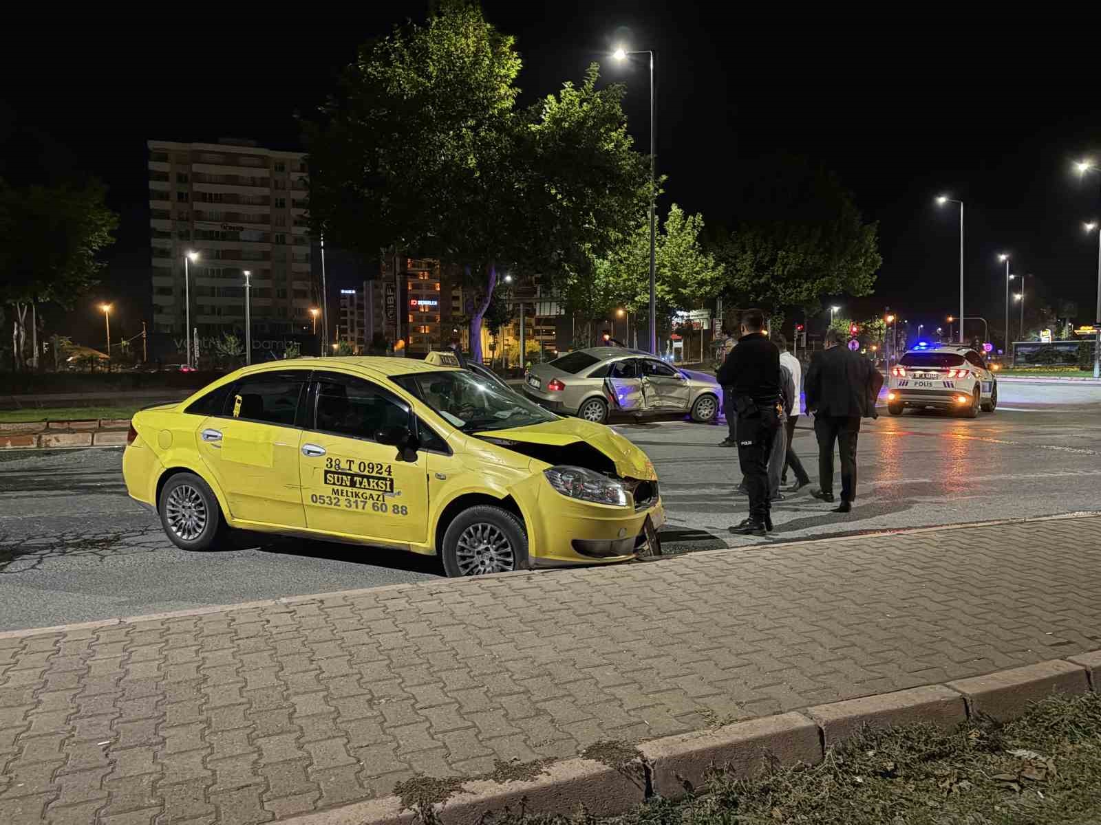 Kayseri’de ticari taksi otomobil ile çarpıştı: 1 yaralı