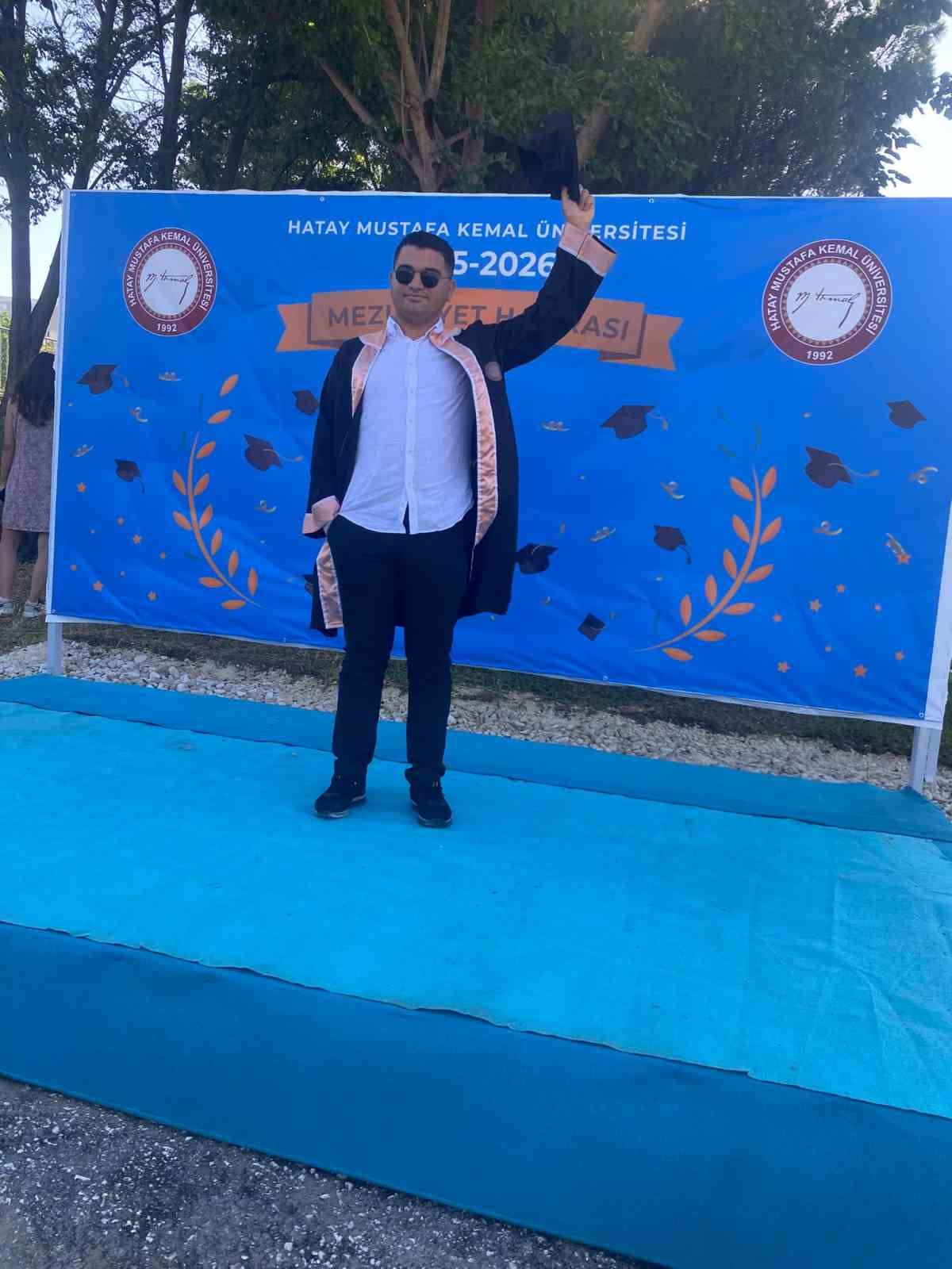 Profesörün "Okuma, yazma öğrenemez" dediği otizmli Ertuğrul, tüm engelleri aşarak annesinin 1 yaşında başlattığı eğitimle konservatuardan mezun oldu