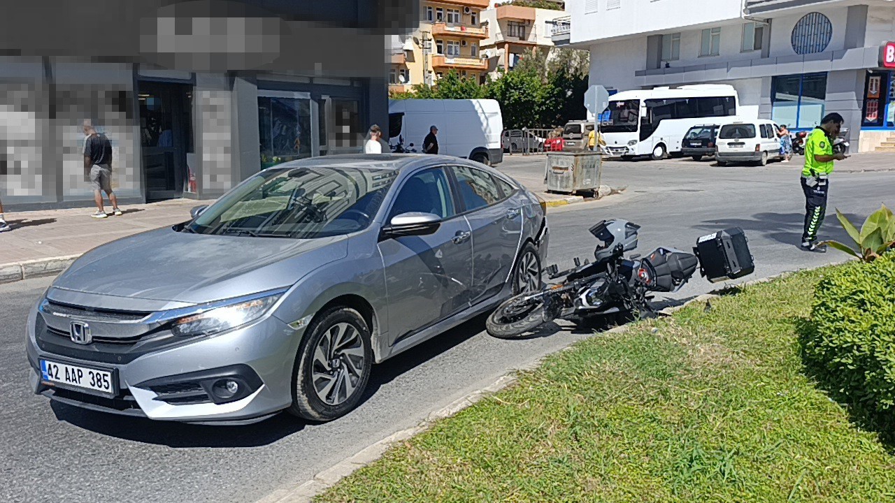 Motosiklet otomobile yandan çarptı: 1 yaralı