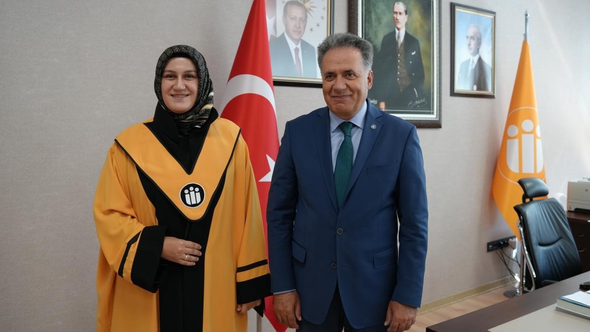 İnönü Üniversitesinde iki akademisyene cübbe giydirildi