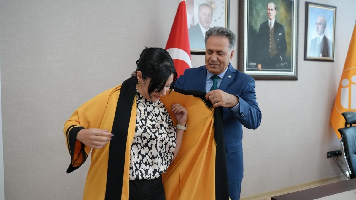 İnönü Üniversitesinde iki akademisyene cübbe giydirildi