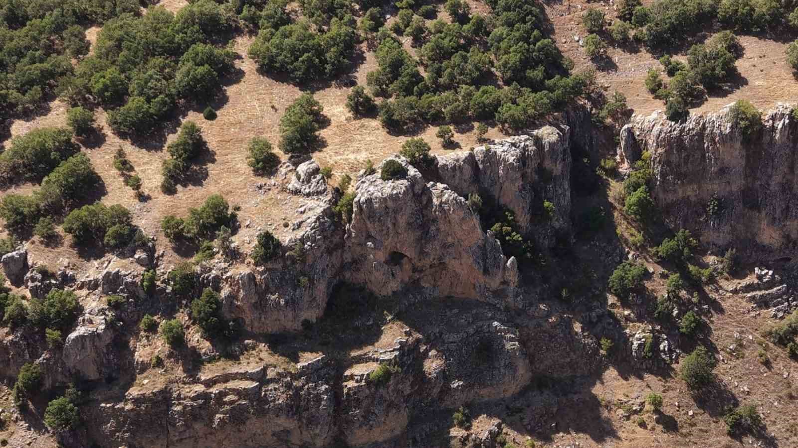 Tufanbeyli’de kayalıkların arasında tarih ve doğa izleri