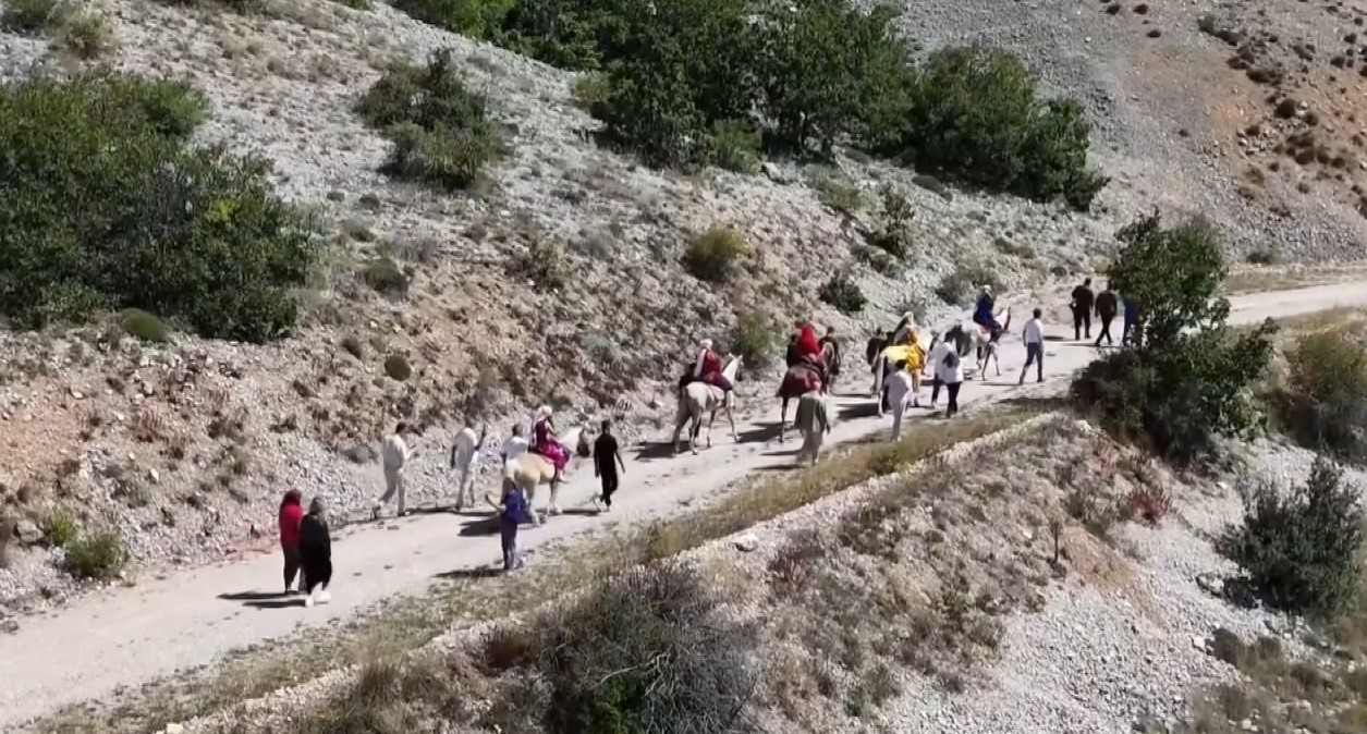 Erzincan’da asırlık gelenek atlı düğün alayıyla yaşatılıyor