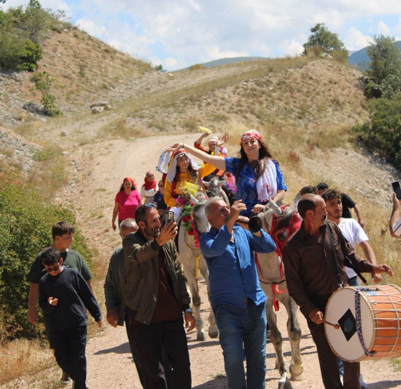 Erzincan’da asırlık gelenek atlı düğün alayıyla yaşatılıyor
