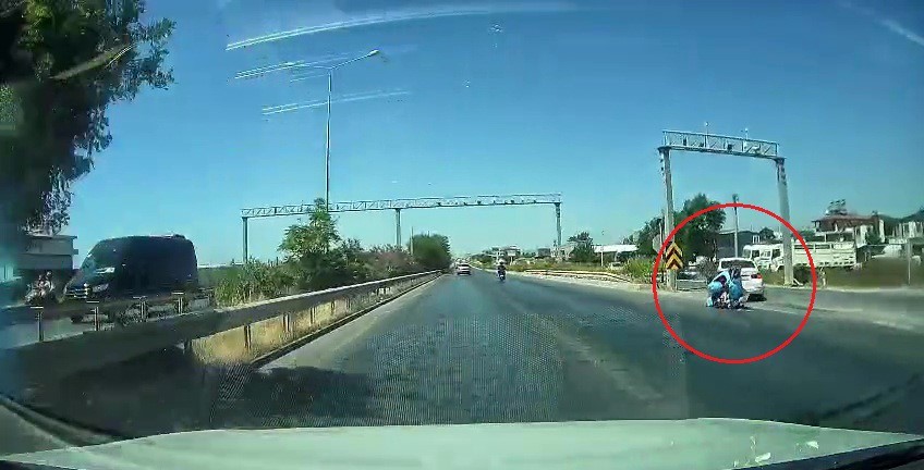 Kontrolsüz şekilde tali yola dönen otomobile arkadan gelen motosiklet çarptı