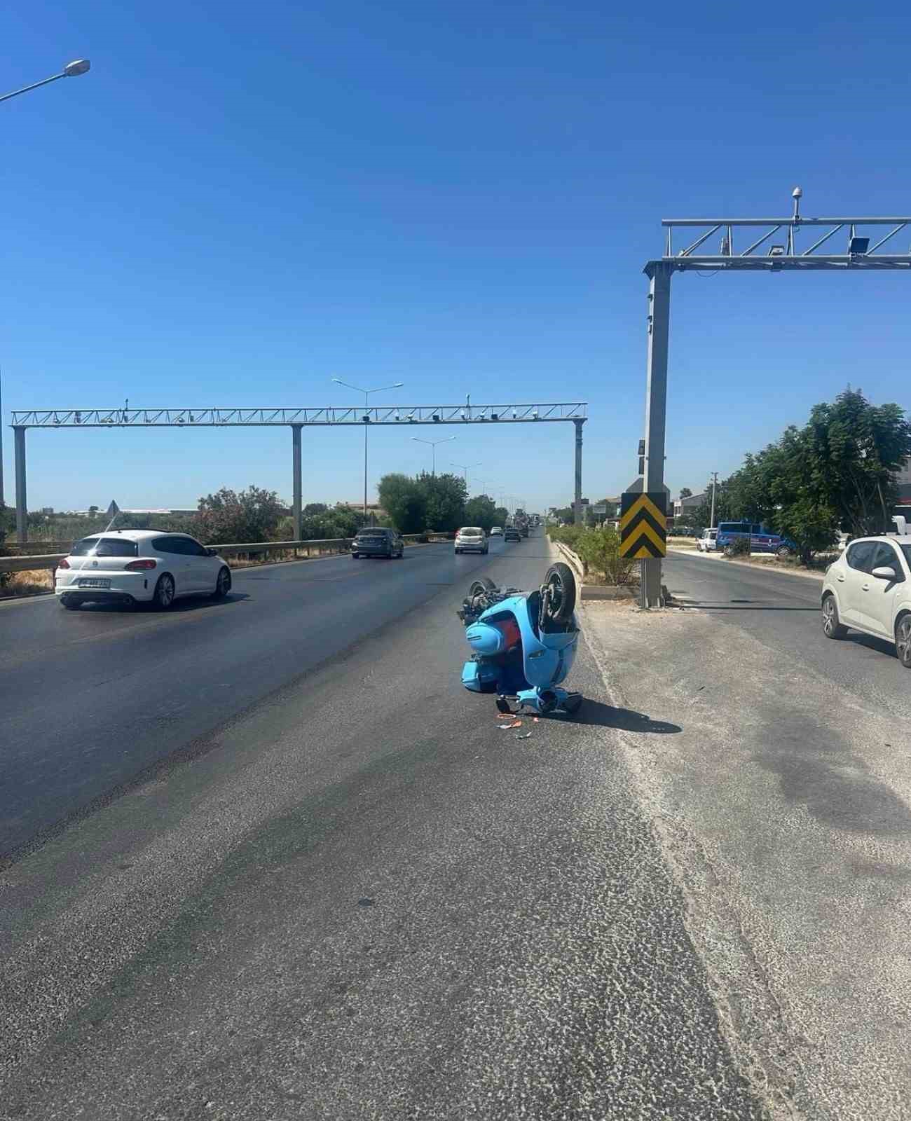 Kontrolsüz şekilde tali yola dönen otomobile arkadan gelen motosiklet çarptı