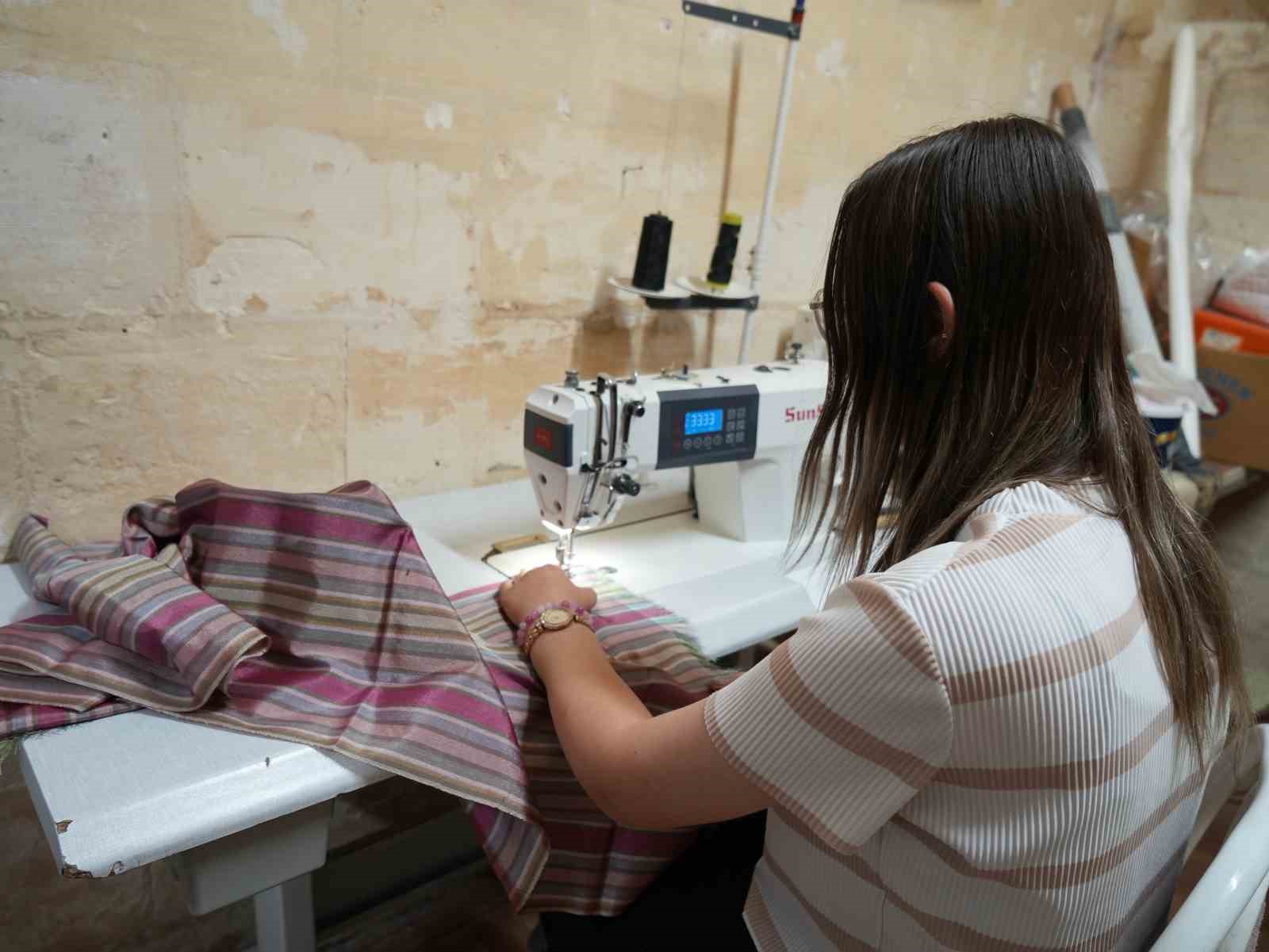 Kutnu kumaşının küçük parçaları geri dönüşümle hediyelik eşyaya dönüşüyor