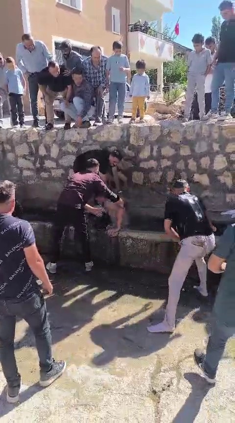 Şarkışla’da ’sulu’ düğün geleneği: Damat unutamayacağı anlar yaşadı