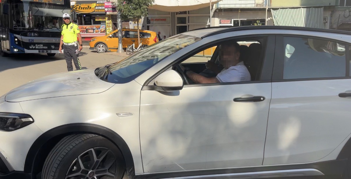 Polislerin gözü önünde ters yöne girdi, 10 bin lira ceza yedi