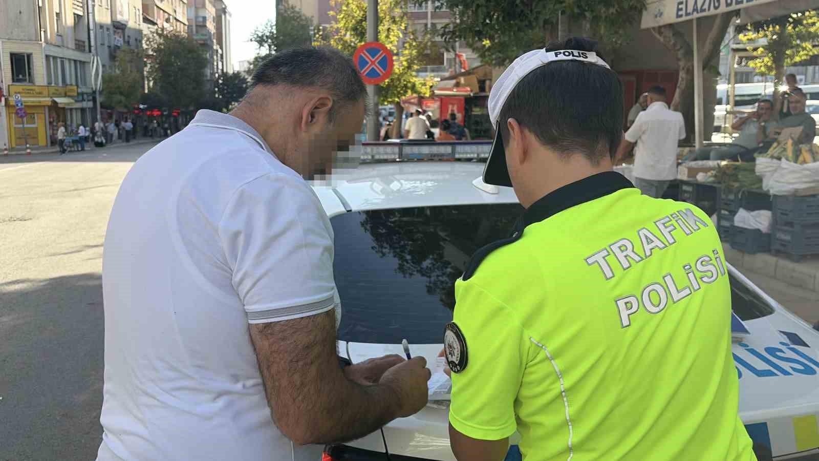 Polislerin gözü önünde ters yöne girdi, 10 bin lira ceza yedi