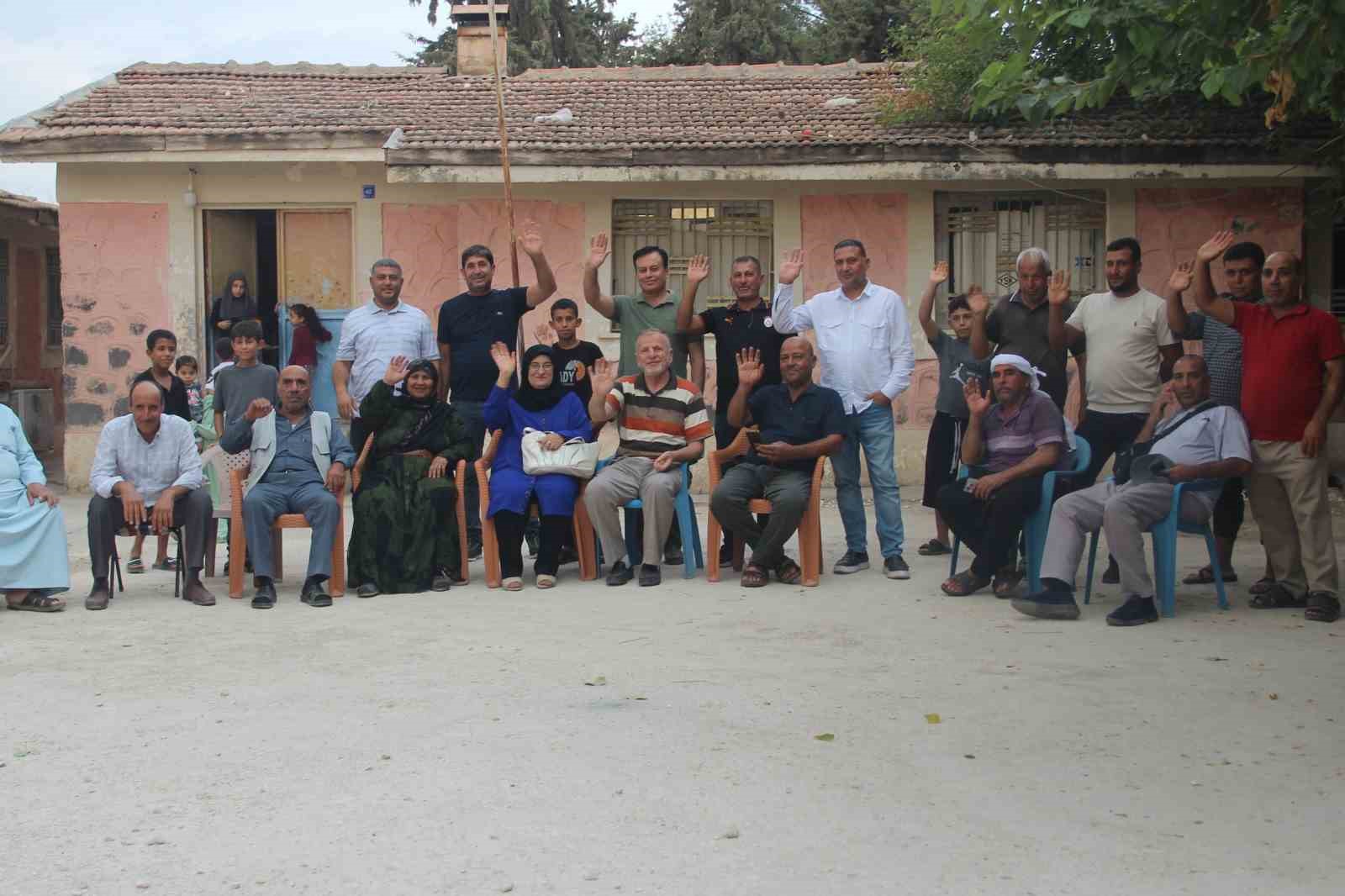 Öğretmen 40 yıl sonra köy okulunda öğrencileriyle buluştu