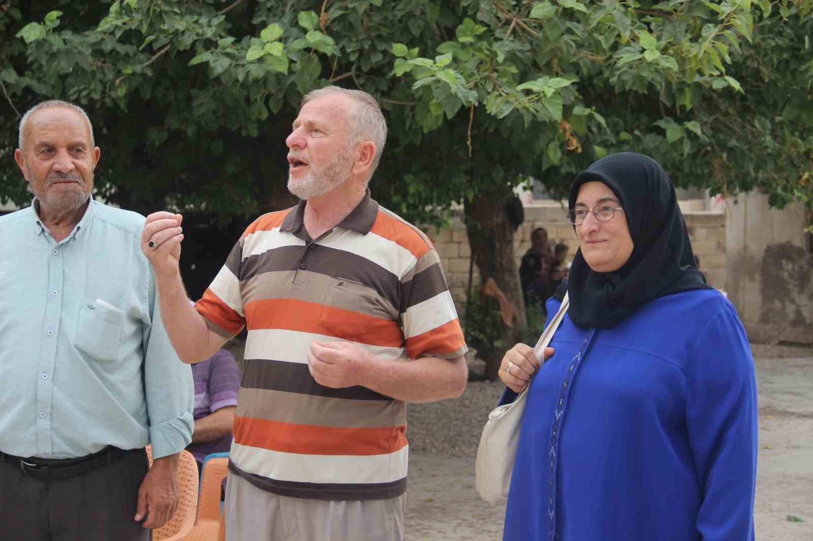 Öğretmen 40 yıl sonra köy okulunda öğrencileriyle buluştu