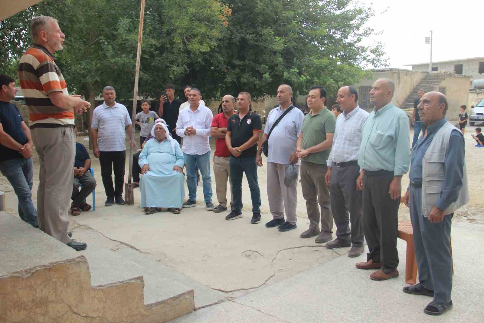 Öğretmen 40 yıl sonra köy okulunda öğrencileriyle buluştu