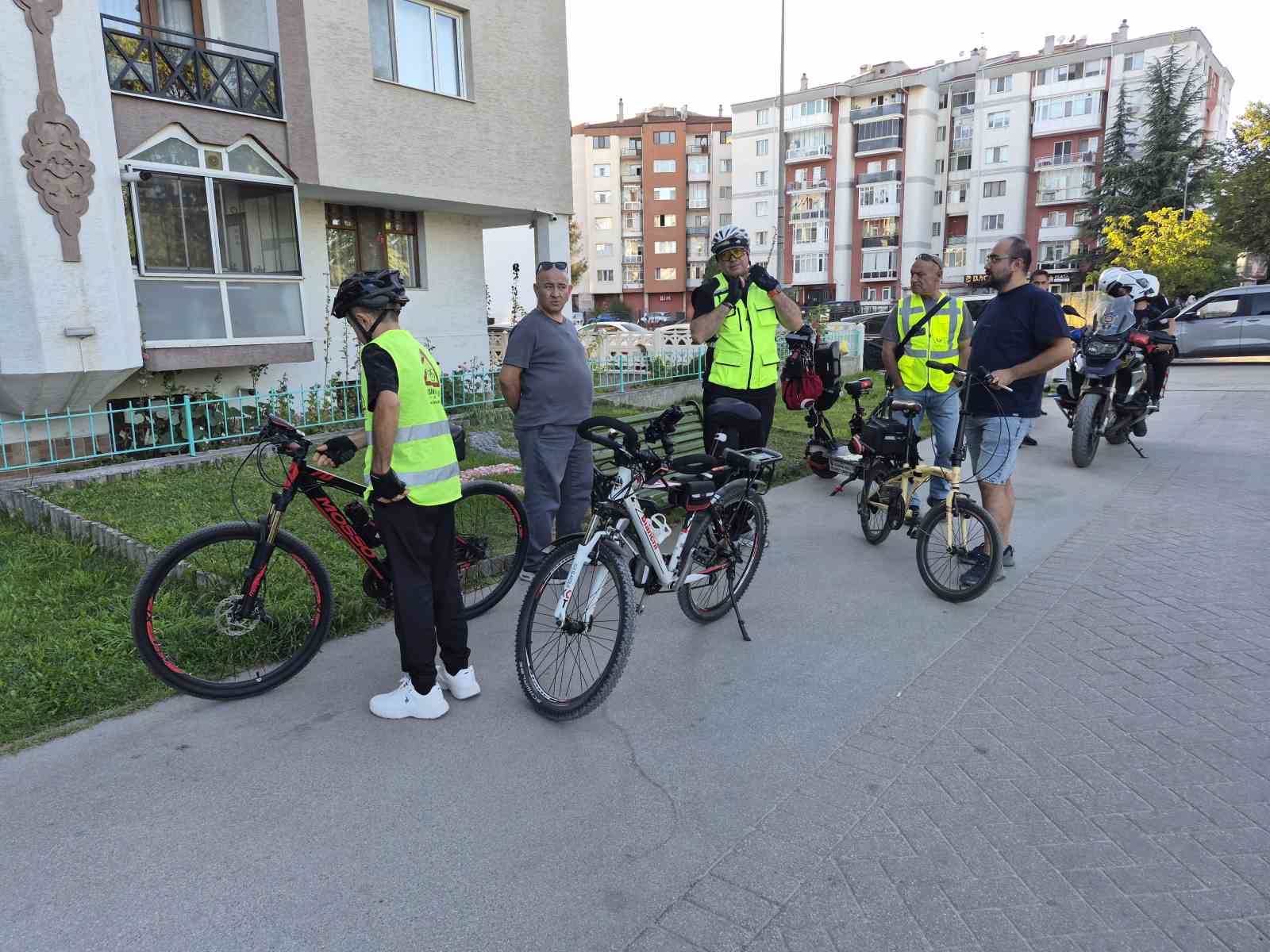 Eskişehir’de ’Görünür Ol, Güvende Ol’ sloganıyla bisiklet turu düzenlendi