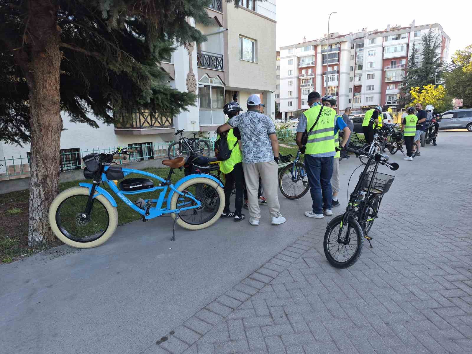Eskişehir’de ’Görünür Ol, Güvende Ol’ sloganıyla bisiklet turu düzenlendi