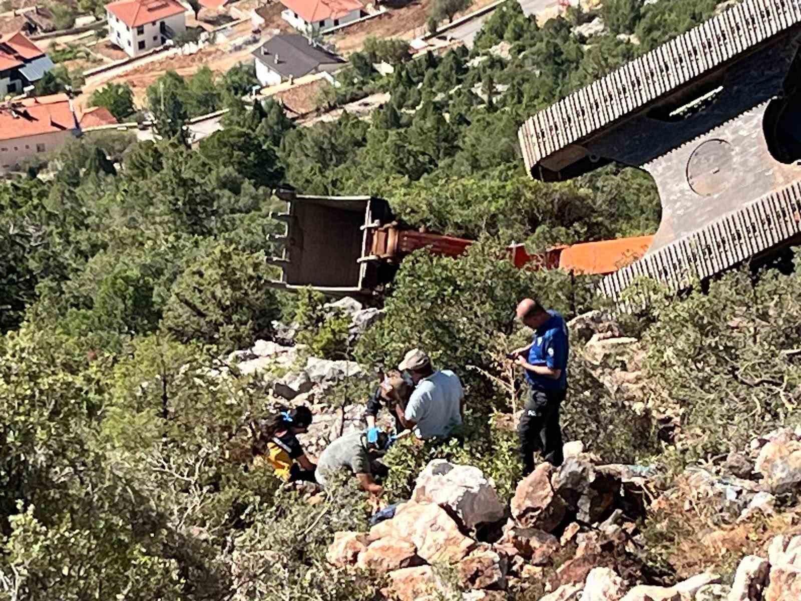 Antalya’da iş makinesi 60 metrelik uçuruma yuvarlandı operatör yaralı kurtuldu