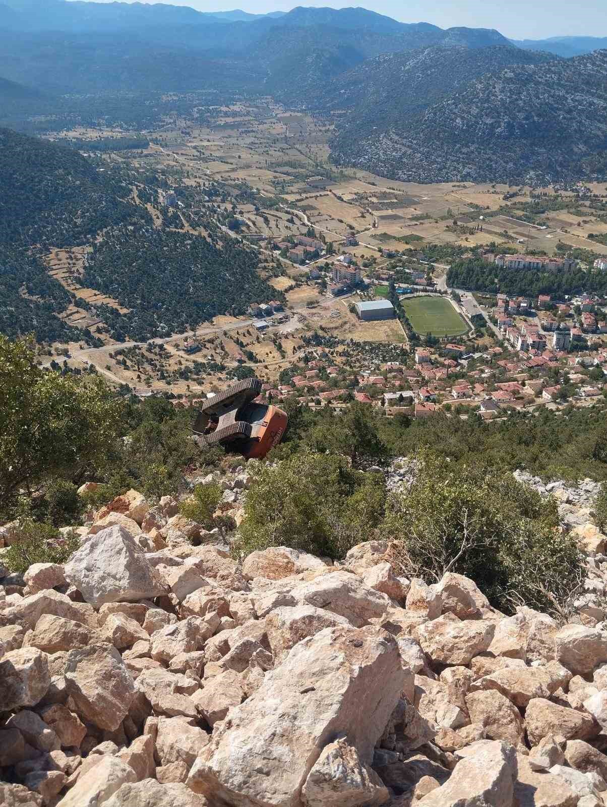 Antalya’da iş makinesi 60 metrelik uçuruma yuvarlandı operatör yaralı kurtuldu