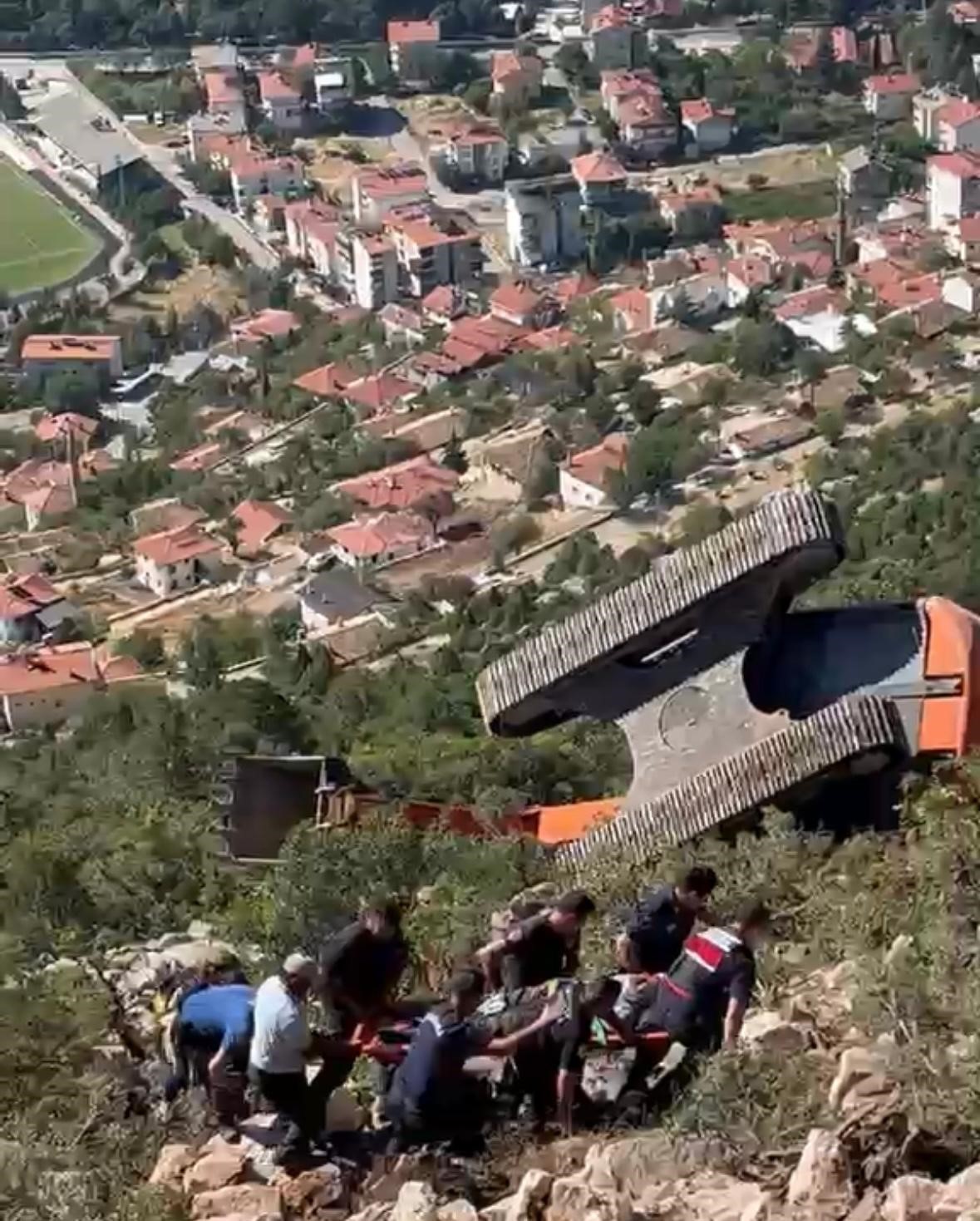 Antalya’da iş makinesi 60 metrelik uçuruma yuvarlandı operatör yaralı kurtuldu