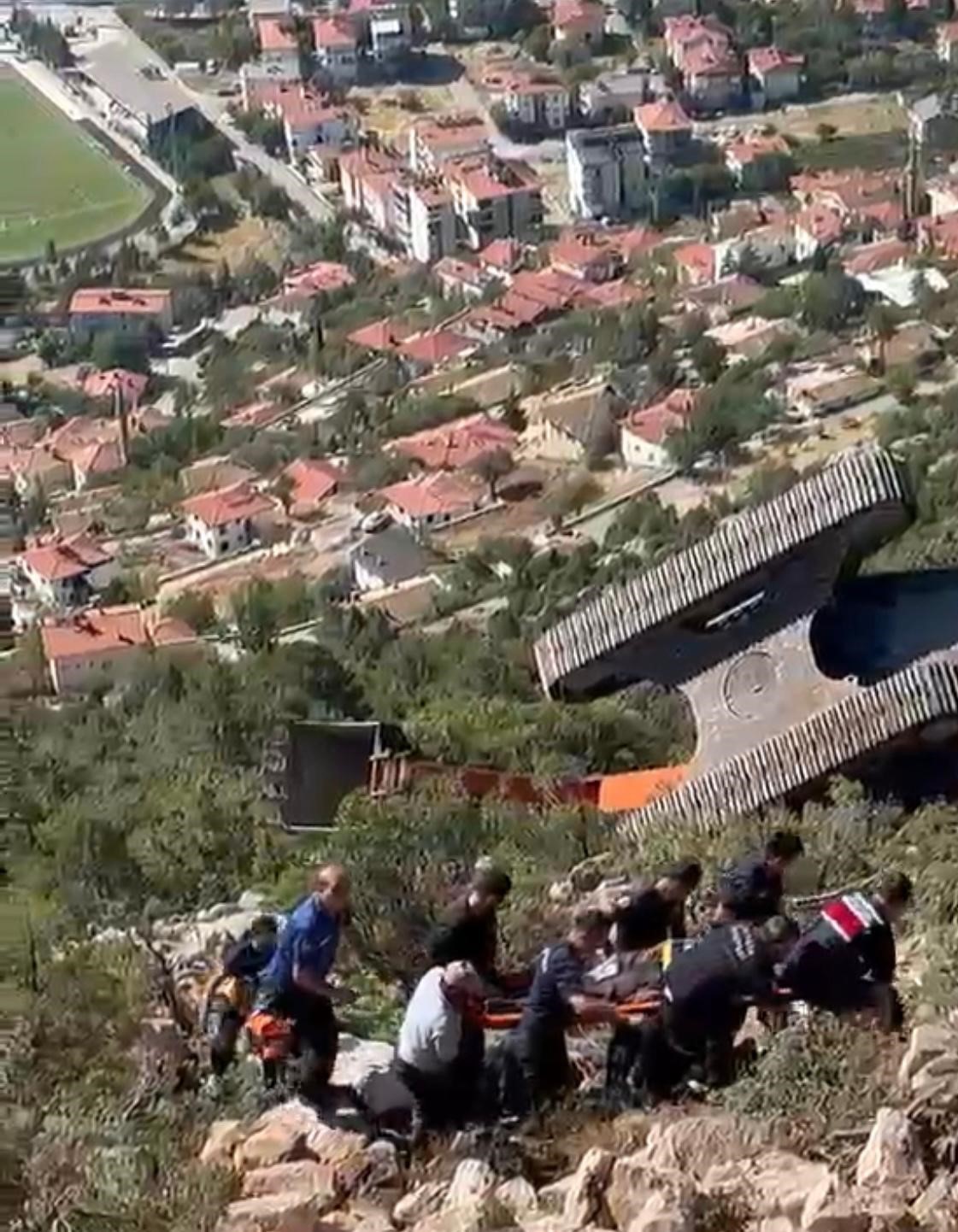Antalya’da iş makinesi 60 metrelik uçuruma yuvarlandı operatör yaralı kurtuldu