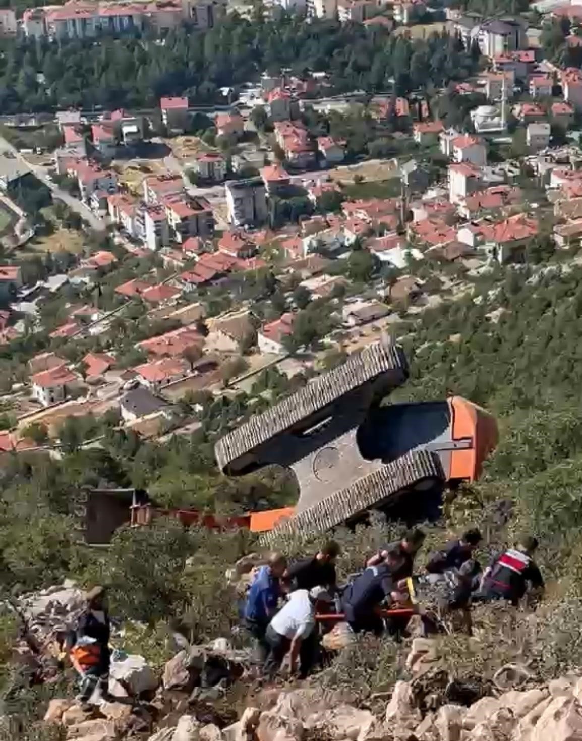 Antalya’da iş makinesi 60 metrelik uçuruma yuvarlandı operatör yaralı kurtuldu