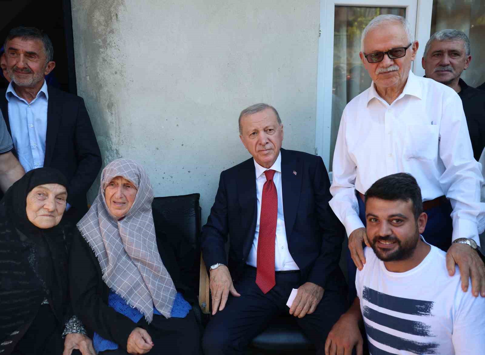 Cumhurbaşkanı Erdoğan Rize’de komşularını ziyaret etti