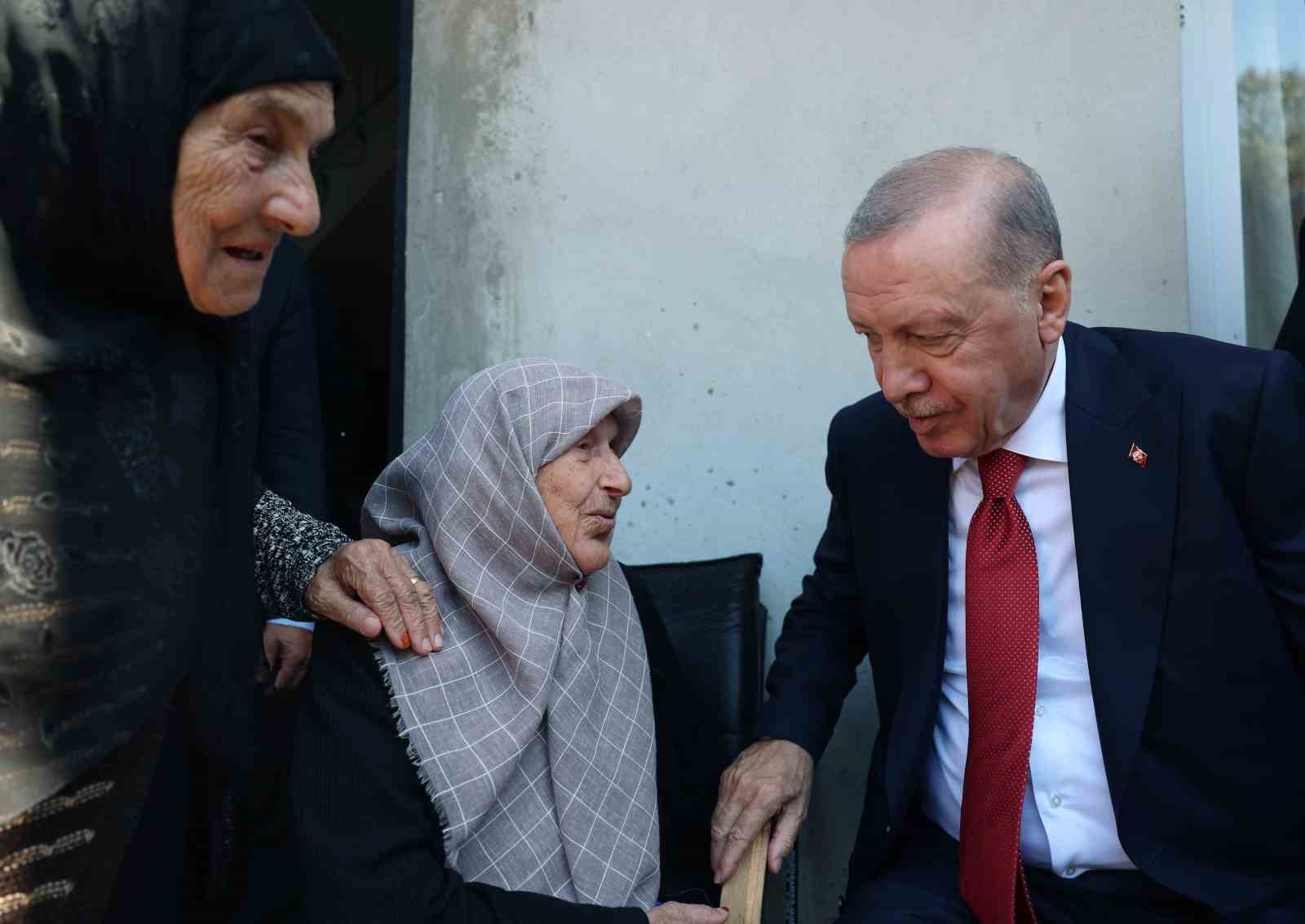 Cumhurbaşkanı Erdoğan Rize’de komşularını ziyaret etti