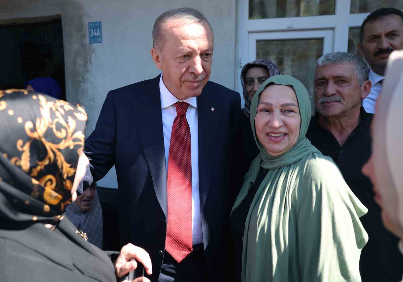 Cumhurbaşkanı Erdoğan Rize’de komşularını ziyaret etti