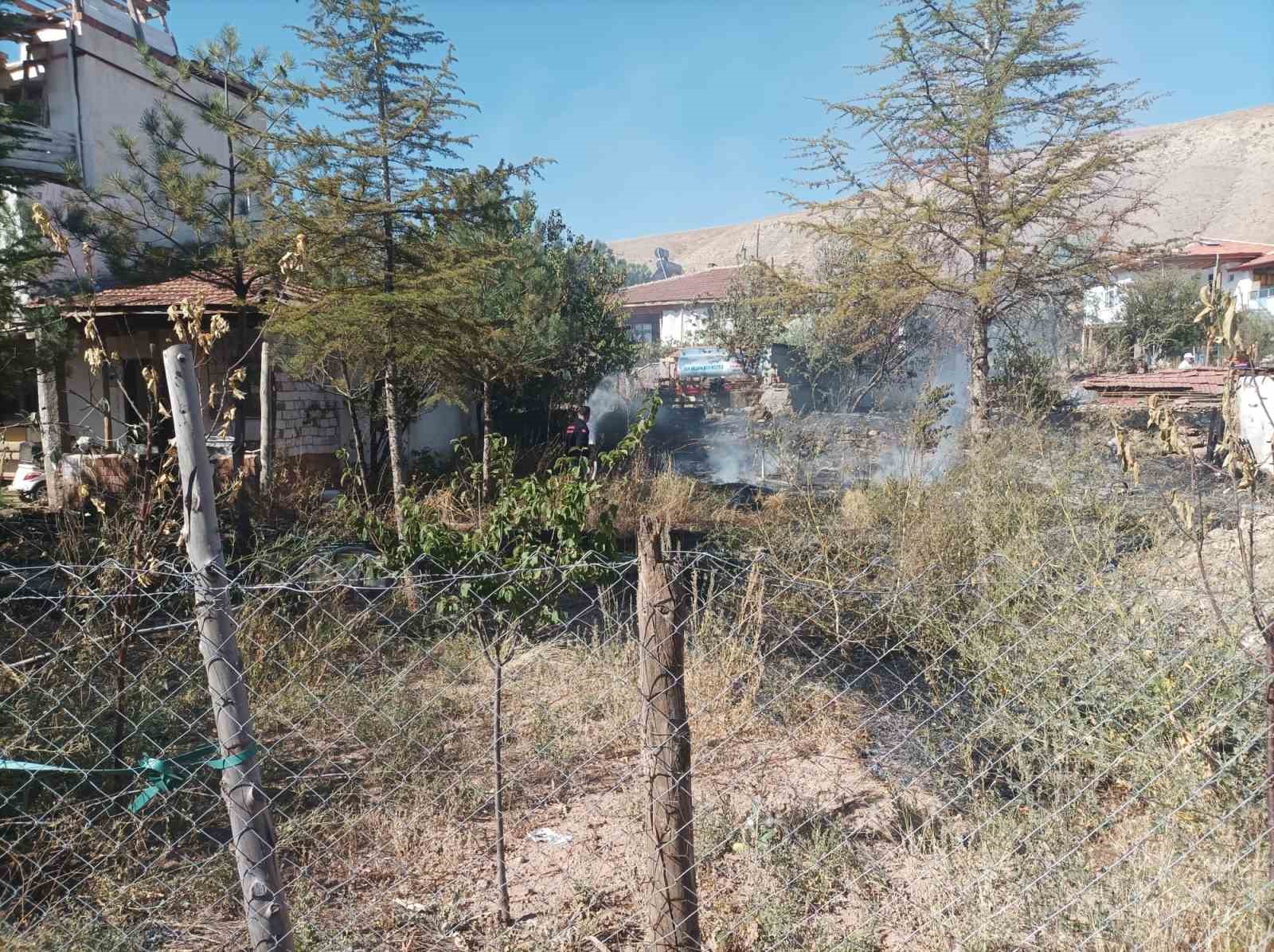 Bahçesindeki otları yakan yaşlı adam alevler arasında kalarak öldü