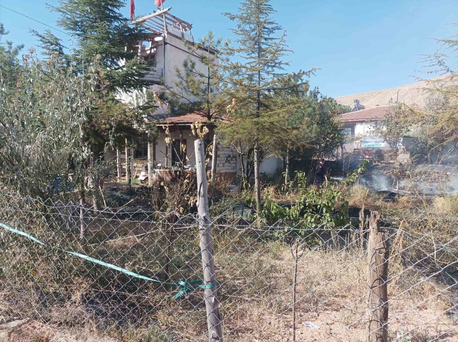 Bahçesindeki otları yakan yaşlı adam alevler arasında kalarak öldü