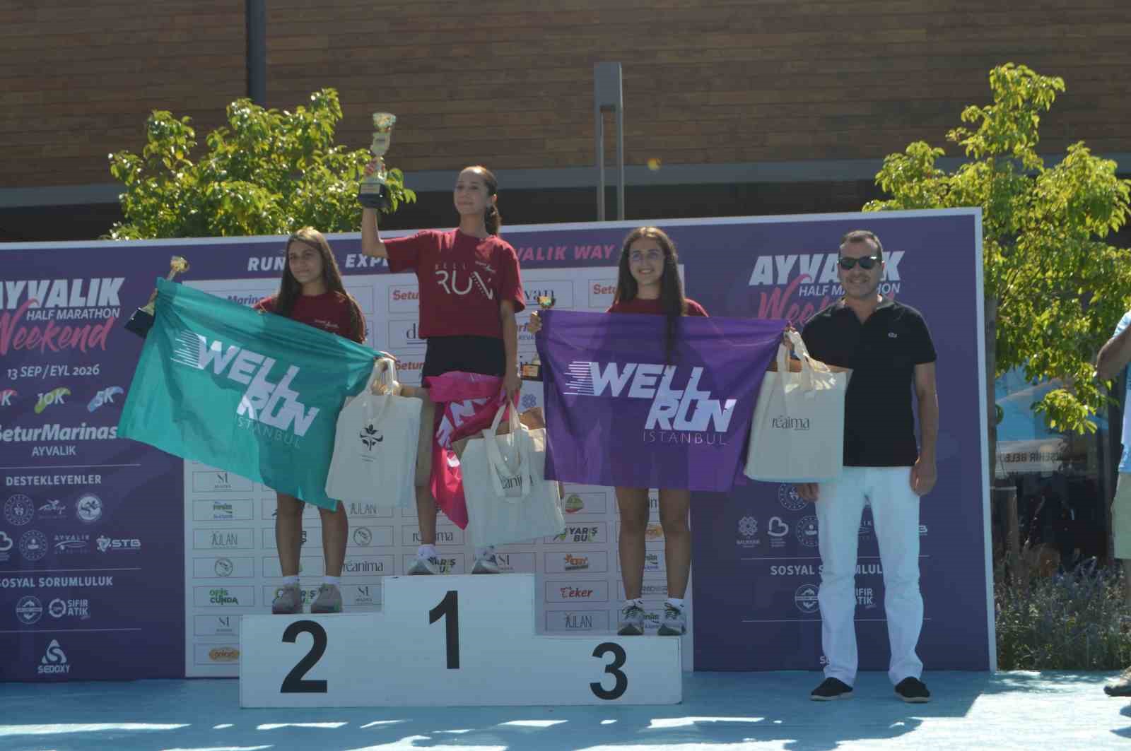 Ayvalık’ta yarı maratonun şampiyonları ödüllerini aldı