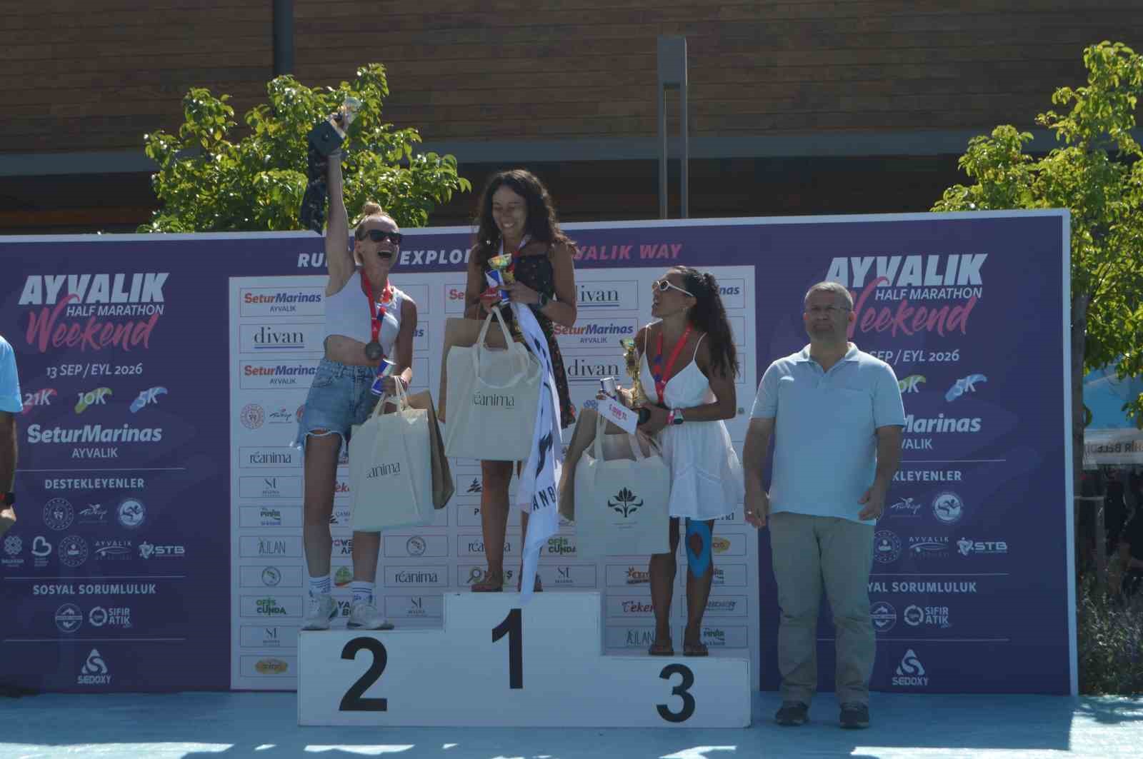 Ayvalık’ta yarı maratonun şampiyonları ödüllerini aldı