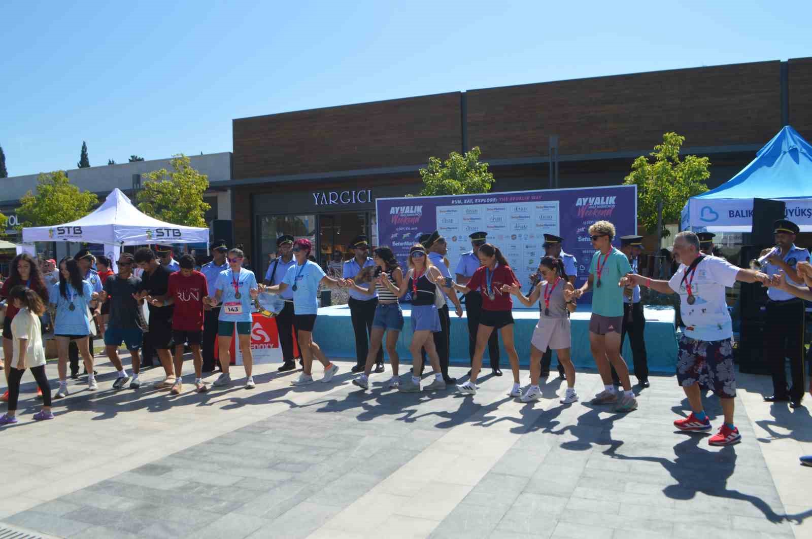 Ayvalık’ta yarı maratonun şampiyonları ödüllerini aldı