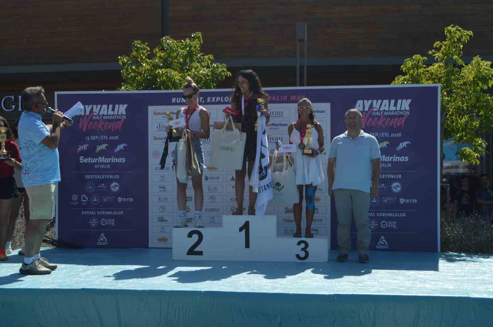 Ayvalık’ta yarı maratonun şampiyonları ödüllerini aldı