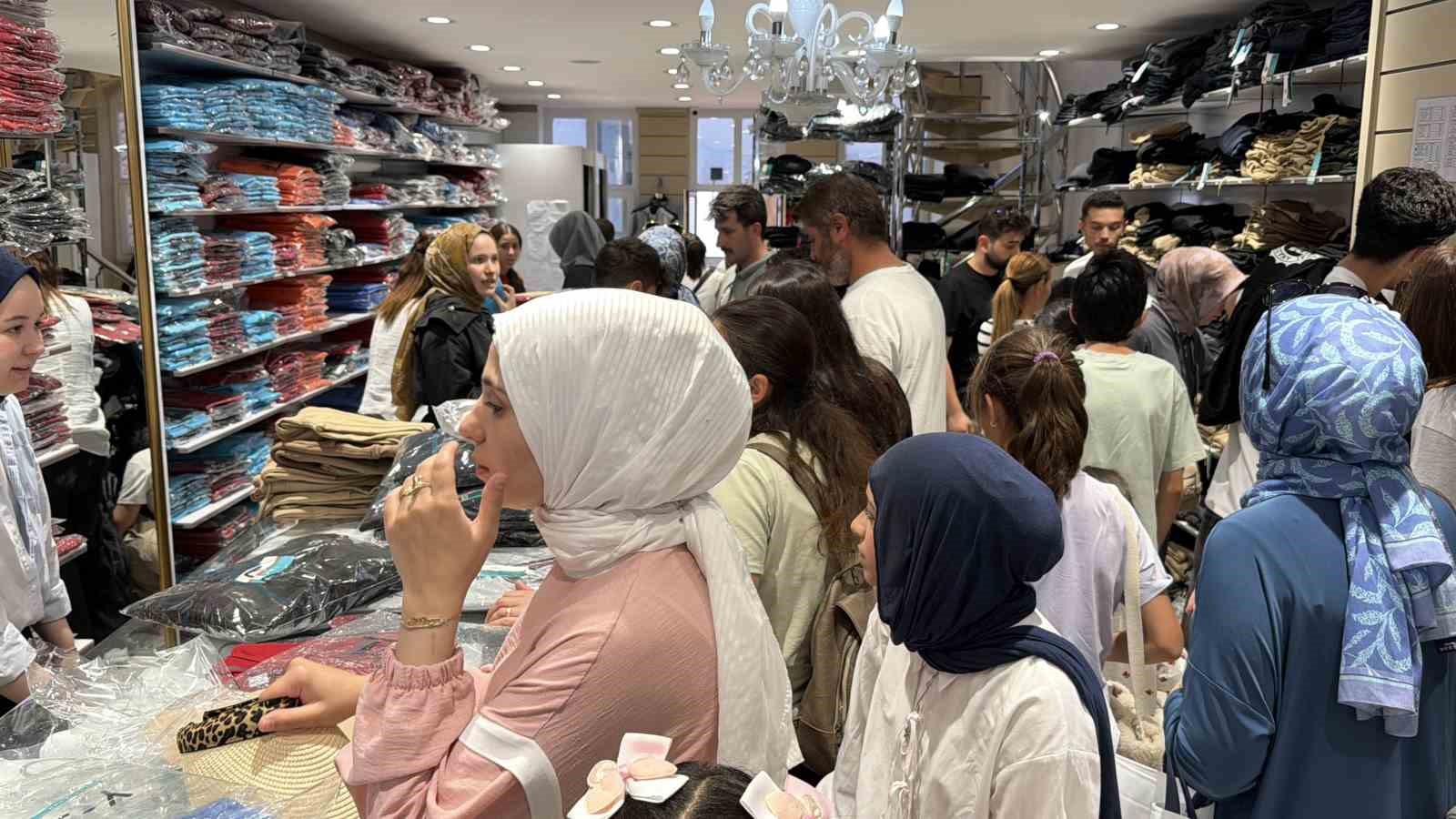 Bolu’da aileler okul öncesi alışverişinde: İğne atsan yere düşmez
