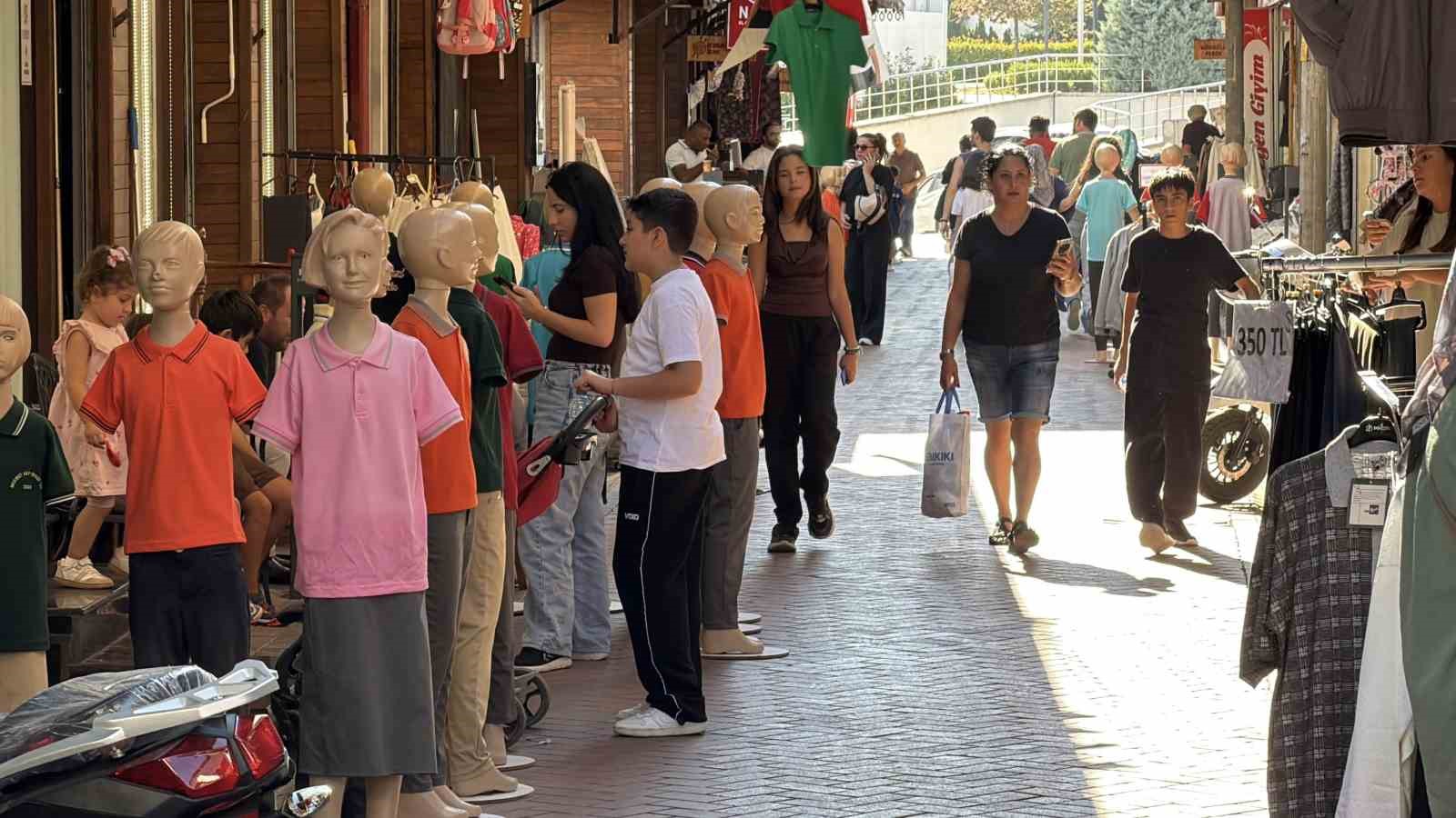 Bolu’da aileler okul öncesi alışverişinde: İğne atsan yere düşmez