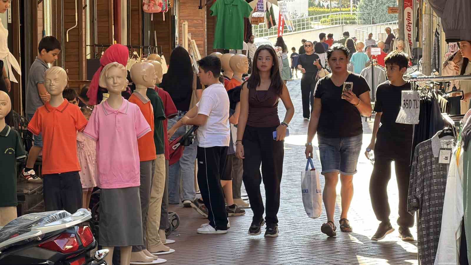 Bolu’da aileler okul öncesi alışverişinde: İğne atsan yere düşmez