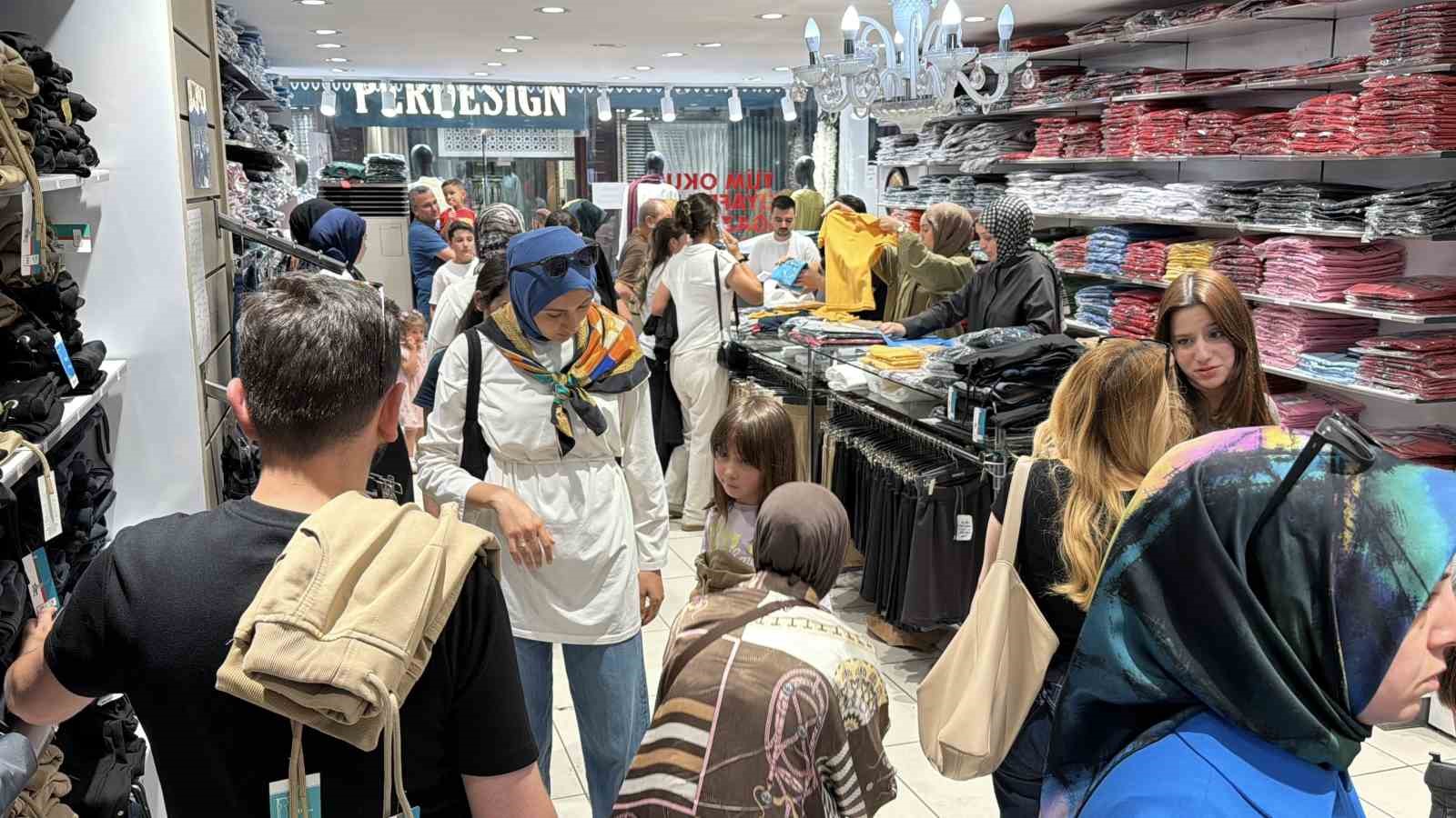 Bolu’da aileler okul öncesi alışverişinde: İğne atsan yere düşmez